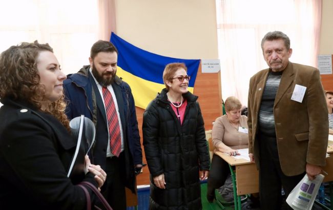 Йованович посетила избирательный участок в Киеве