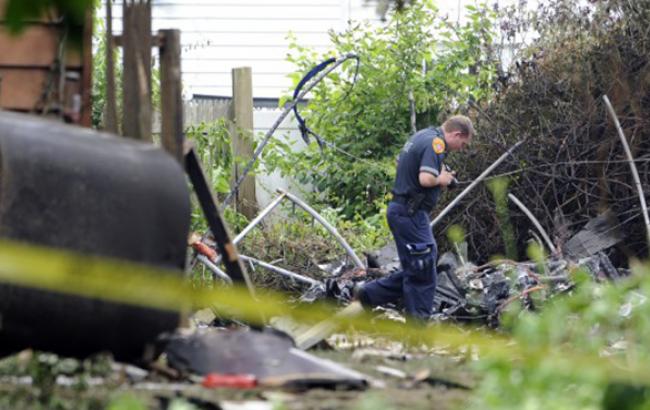 В США легкомоторный самолет рухнул на дом, пилот погиб