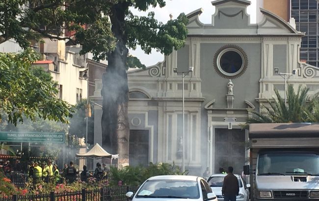 В Венесуэле автомобиль Гуайдо забросали камнями и петардами