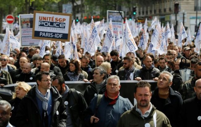 В Париже полицейские проводят "марш гнева" с требованием улучшения условий службы