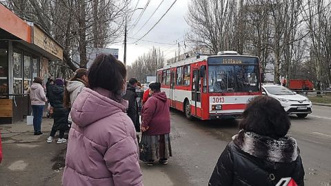 В Николаеве транспортный коллапс: на остановках очереди, таксисты резко подняли цены