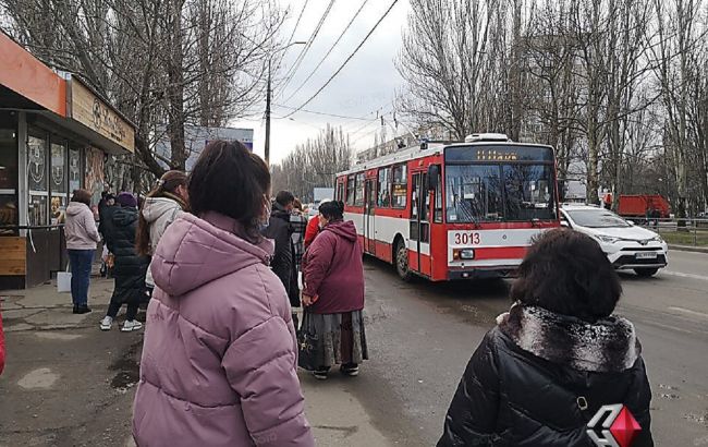 У Миколаєві транспортний колапс: на зупинках черги, таксисти різко підняли ціни