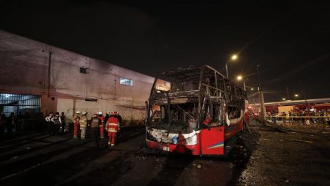 У Перу загорівся автобус з людьми, десятки загиблих
