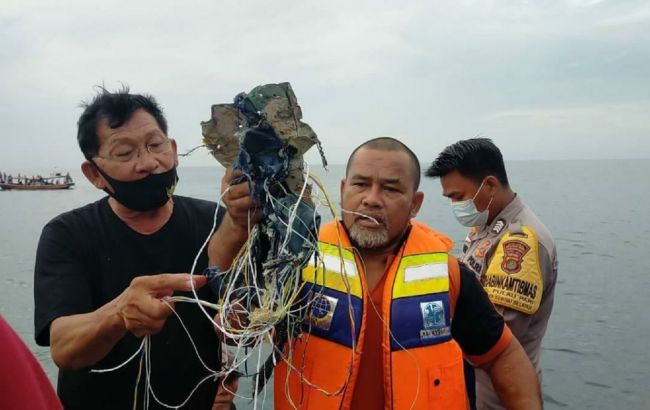 В Індонезії знайшли рештки пасажирів та уламки розбитого літака