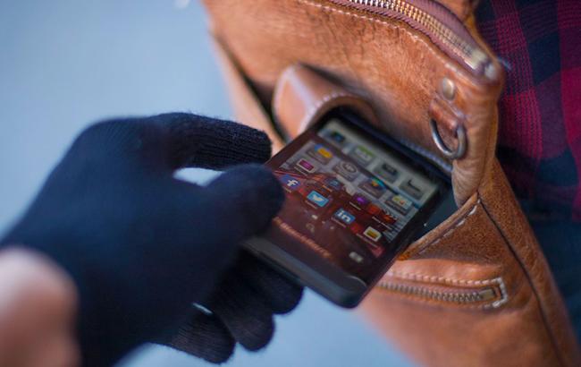 Украли телефон: эксперты дали советы, как действовать жертвам карманников