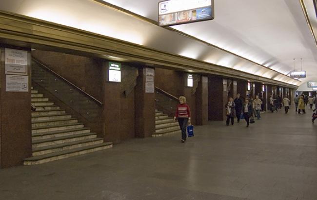У Києві на станції метро "Театральна" чоловік намагався покінчити з собою