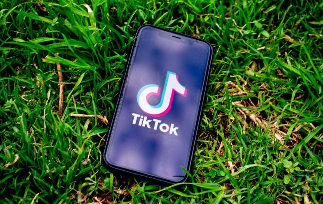 Не защищает подростков от скрытых угроз: в Еврокомиссию подали жалобу на TikTok
