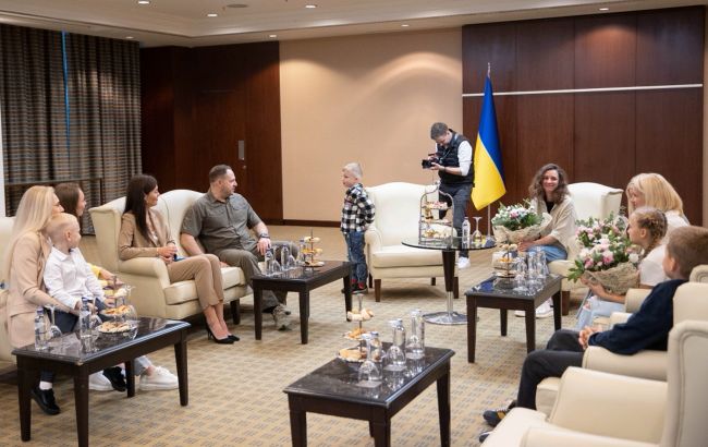 Ермак в Турции организовал встречу защитников "Азовстали" с членами их семей