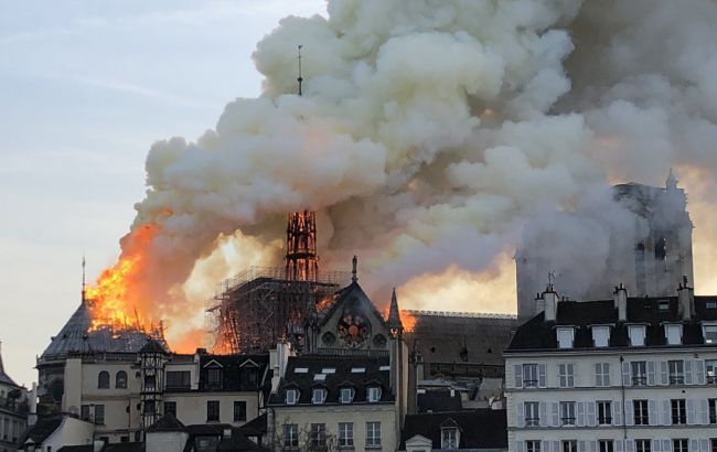 Вцілілі при пожежі в Нотр-Дам де Парі цінності перевезуть до Лувру