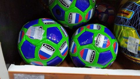 В Киеве в спортмагазине продают мячи с символикой РФ: разгорается скандал