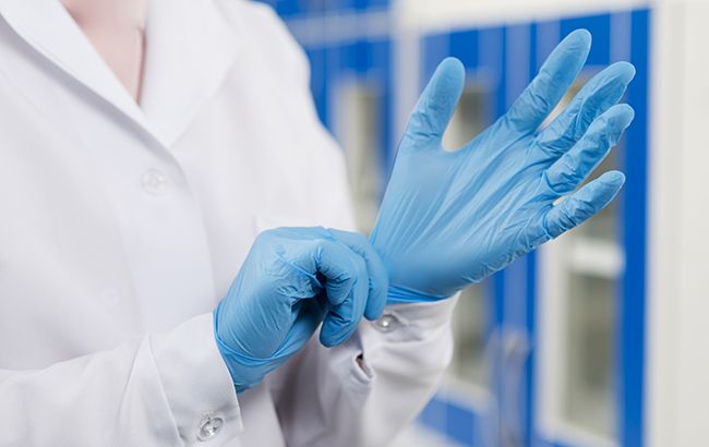 Одноразовые перчатки очень опасны: врачи развенчали миф о защите от коронавируса