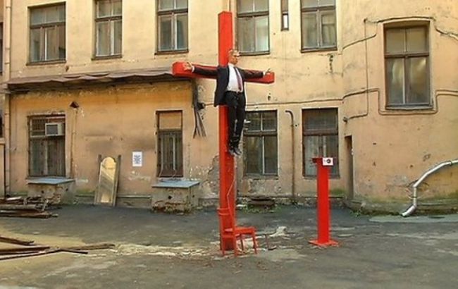 В Риге распяли статую Путина