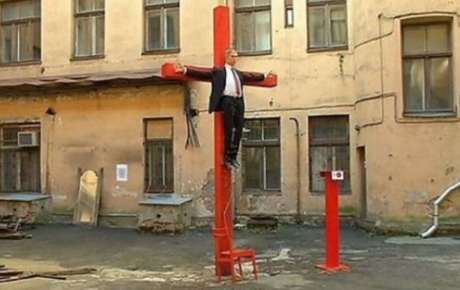 У Ризі демонтували статую розп'ятого Путіна