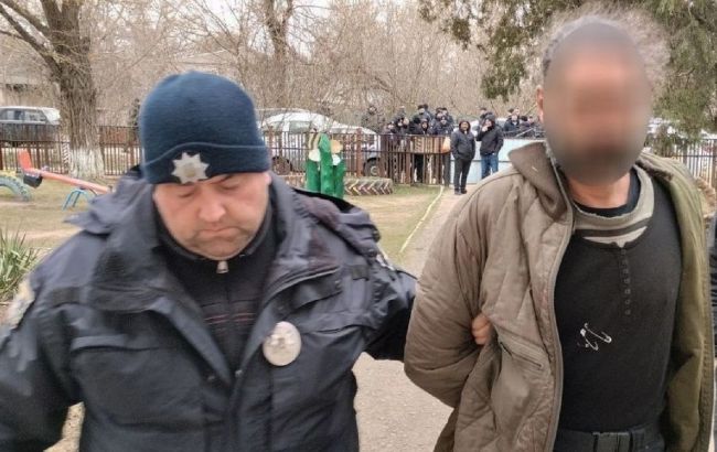 Закрыл рот и вел без обуви. Под Николаевом мужчина похитил девочку и держал в землянке