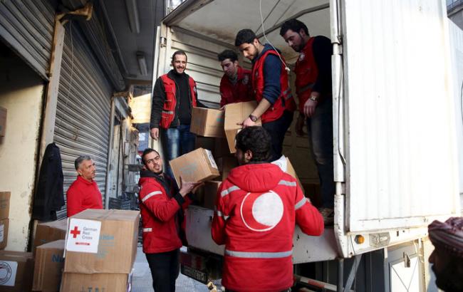Более 100 грузовиков с гумпомощью отправились в Сирию