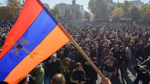 В Ереване начались стычки протестующих с полицией