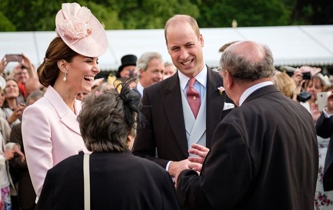 Сама ніжність: Кейт Міддлтон вийшла в світ у "зефірному" образі в рожевих тонах