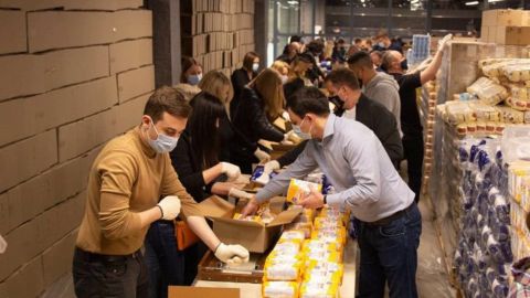 У Порошенка зібрали 5 тисяч великодніх продуктових наборів тим, хто потребує підтримки