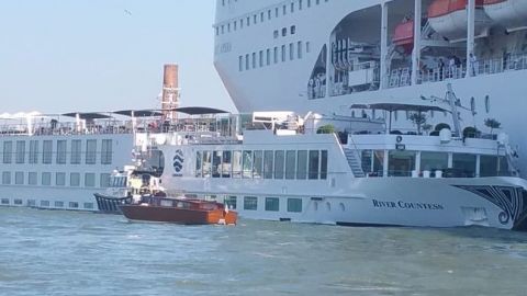 В Венеции столкнулись круизный лайнер и теплоход