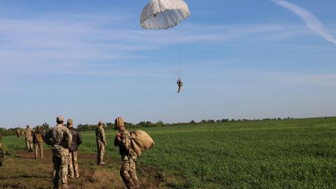 Порошенко назвав кількість загиблих десантників на Донбасі від початку агресії РФ