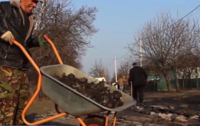 "Надоело месить грязь": жители Конотопа "латают" дорогу своими силами