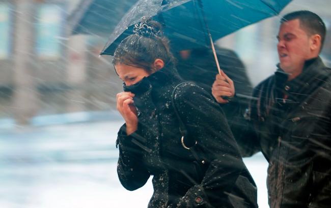 Синоптики попереджають про сильний вітер по Україні та лавинну небезпеку в Карпатах 6 січня