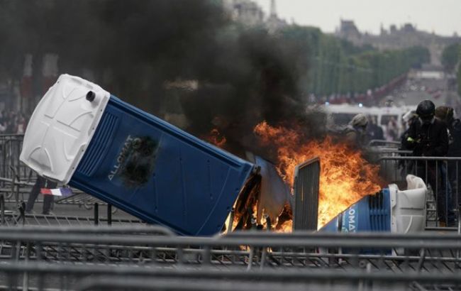 Полиция Парижа применила слезоточивый газ против демонстрантов