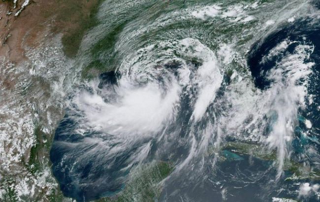 В США более 60 тыс. человек остались без света из-за приближения шторма