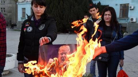У Криму окупанти зігнали молодь для спалювання портретів Трампа, Макрона і Мей (відео)