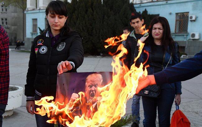 В Крыму оккупанты согнали молодежь для сжигания портретов Трампа, Макрона и Мэй (видео)