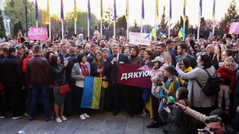 Через год, то через год: Порошенко чувственно обратился к украинцам (фото)