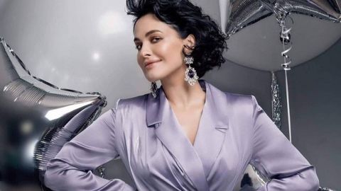 Привет из 70-х: соблазнительная Даша Астафьева в пуховике на обнаженное тело