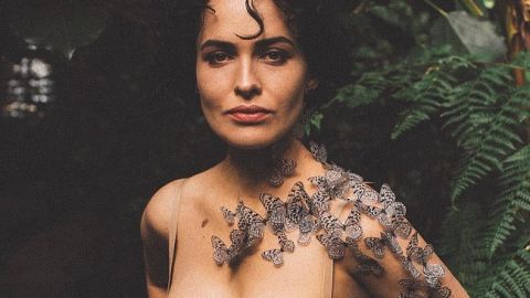 Даша Астафьева кардинально сменила имидж и снялась топлес в мыльных пузырьках