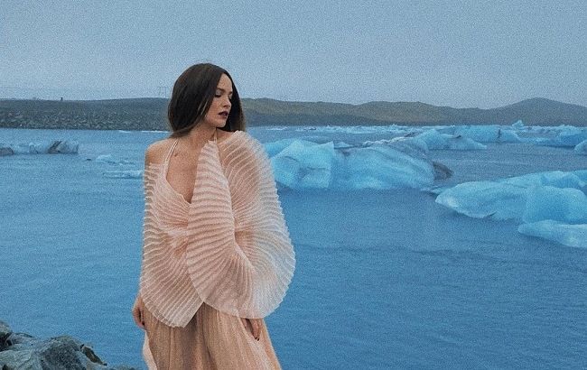 Даша Астаф'єва позувала у вражаючих нарядах на фоні мальовничої природи Ісландії
