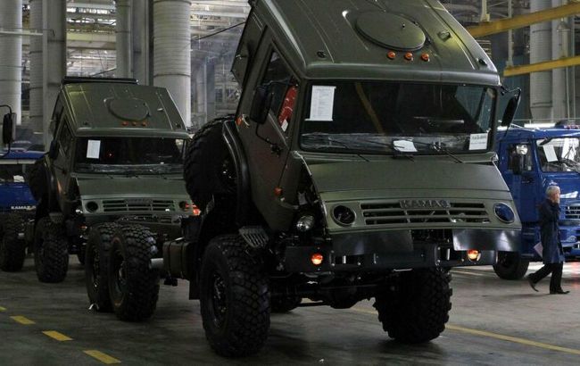 Daimler зупиняє співпрацю з найбільшим виробником вантажівок для російської армії