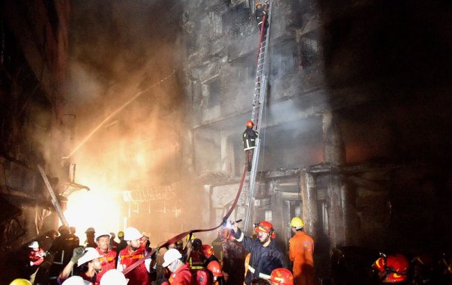 Число жертв пожежі в столиці Бангладеш зросло