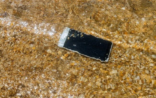Що не можна робити, коли телефон впав у воду: помилки, які його лише "доб'ють"