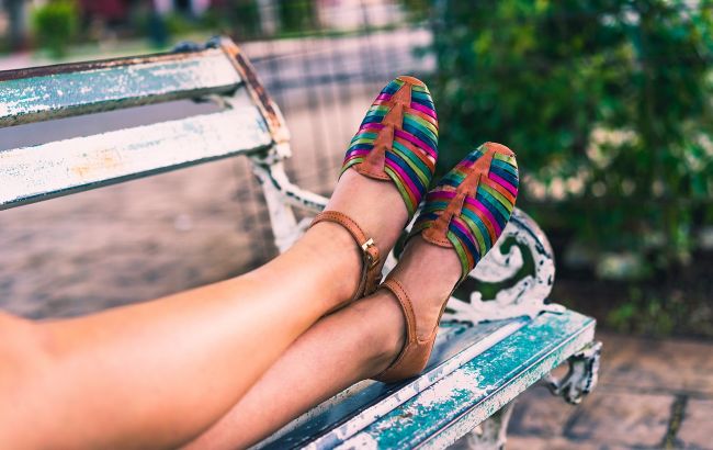 Як підібрати літнє взуття під одяг: стиліст дала підказки