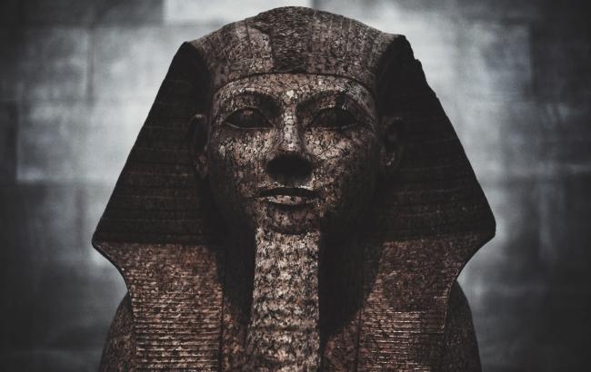 В Єгипті в одній з гробниць виявлені саркофаги та понад тисячу артефактів епохи фараонів