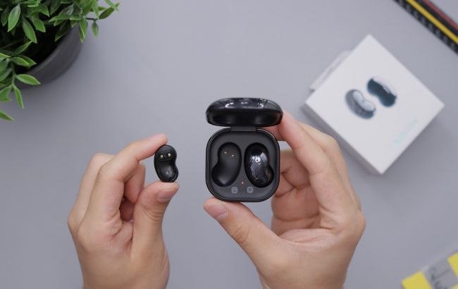 Будет видно время, уровень заряда и настройки. Samsung показала экран для кейса беспроводных наушников