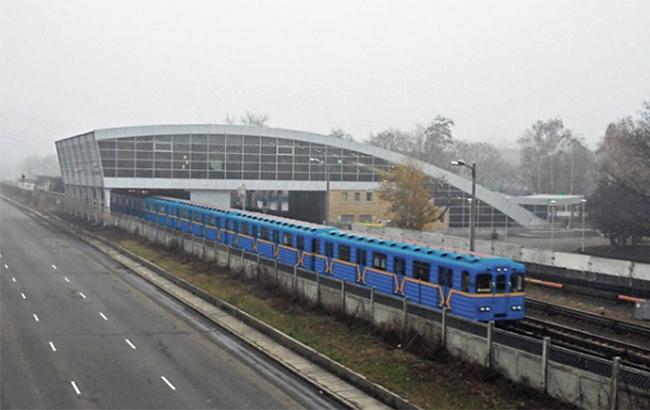 У столичному метро людина впала на колії