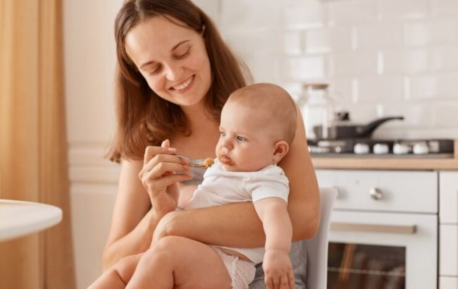 Чому не потрібно "блендерити" кожну страву дітям та як правильно вводити прикорм