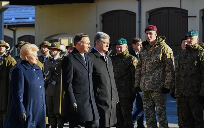 Порошенко, Грібаускайте і Дуда відвідали спільний підрозділ військової бригади