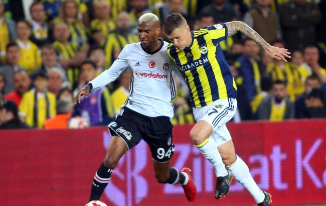 Матч "Фенербахче" - "Бешикташ" был прерван из-за беспорядков