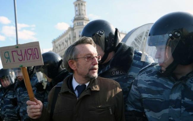 В сети появилось фото, как на митинге в России полиция "скрутила" школьника