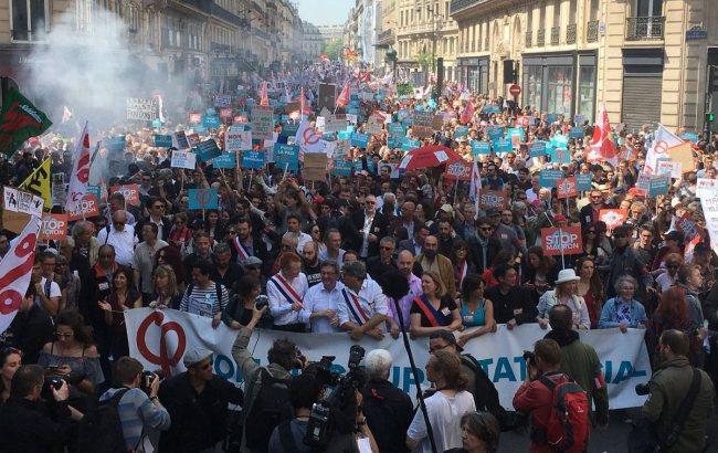 Во Франции прошли многотысячные акции протеста против политики Макрона