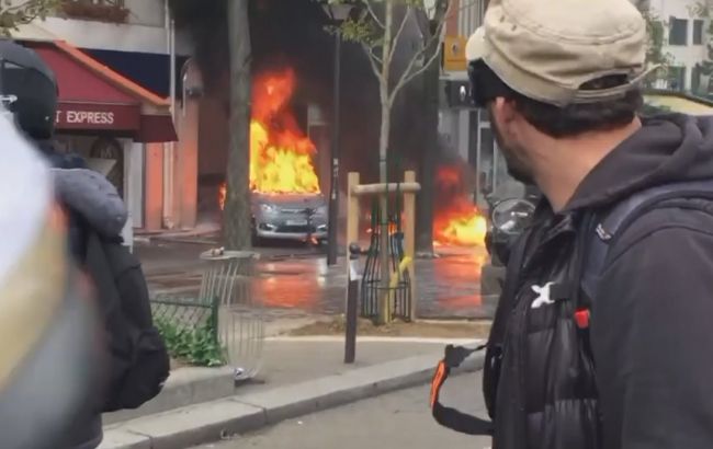 В Париже полиция применила водометы и перечный газ против сотен митингующих