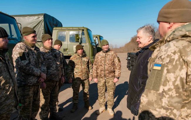 Порошенко на юге передал новой бригаде морской пехоты грузовики и терминалы Starlink
