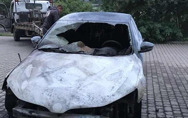 В Ужгороді вночі підпалили авто прикордонника