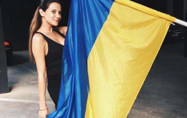 Главная героиня сериала "Останній москаль" развернула украинский флаг в центре Сочи